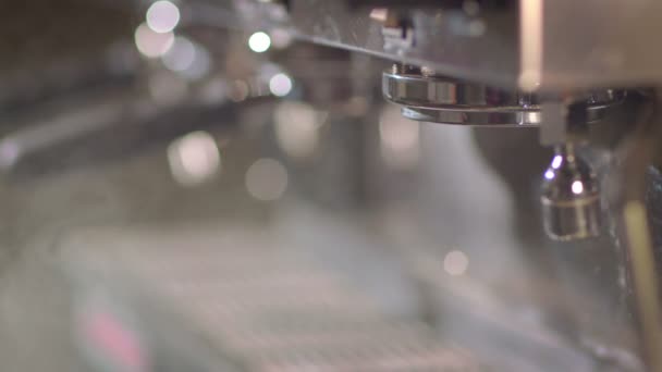 Vapore da una macchina espresso professionale — Video Stock