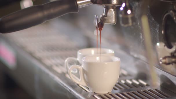 Preparando xícaras de café expresso em um café movimentado — Vídeo de Stock