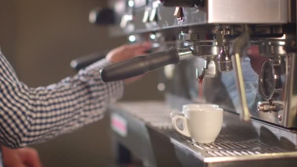 Preparando xícaras de café expresso em um café movimentado — Vídeo de Stock