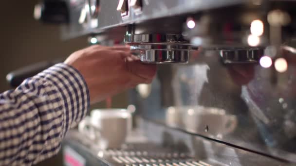 Приготовление чашек эспрессо в переполненном кафе — стоковое видео