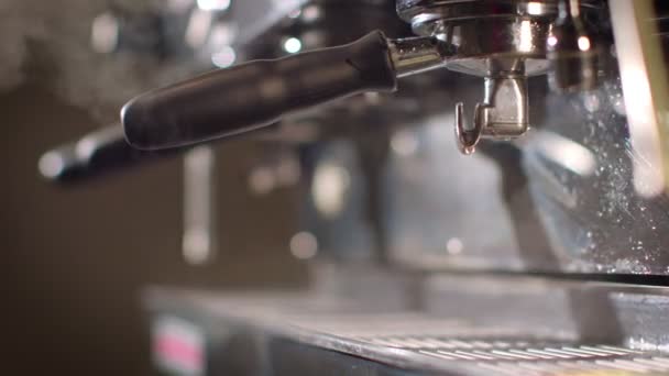 Barista prepara una cafetera espresso antes de preparar el café — Vídeo de stock