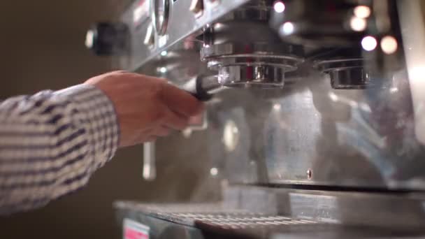 Barista prepara una cafetera espresso antes de preparar el café — Vídeos de Stock