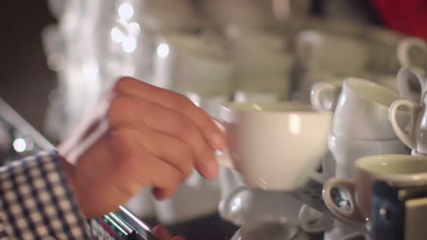Barista prépare un expresso dans un café animé — Video