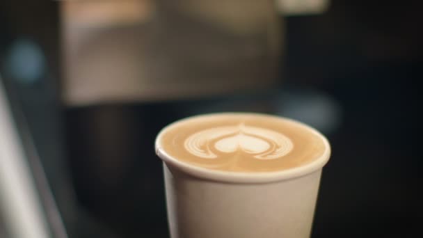 Frisch zubereiteter Latte im Take-away-Becher — Stockvideo