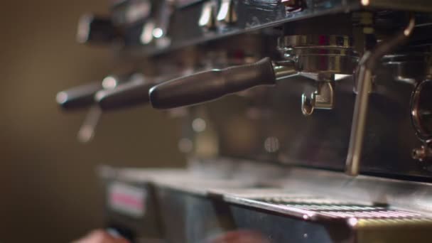 Barista prepara latte en una taza para llevar — Vídeo de stock