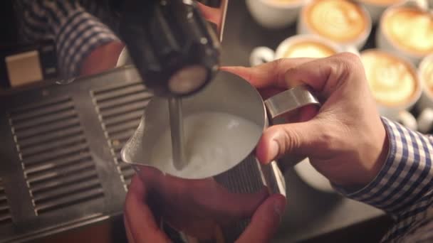 Barista Příprava mléčné pěny pomocí latte parník — Stock video