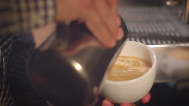 Gros plan de barista faisant latte art 