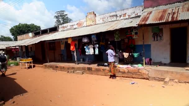 Gambia, 08 maart 2012: Pan van lokale Afrikaanse straat — Stockvideo