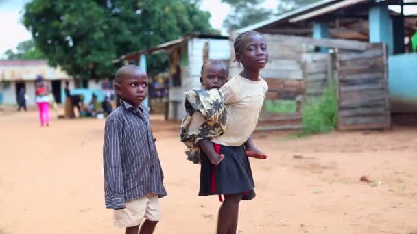 Gambie, 08 březen 2012: tři děti Nehraj si se podívat na kameru — Stock video