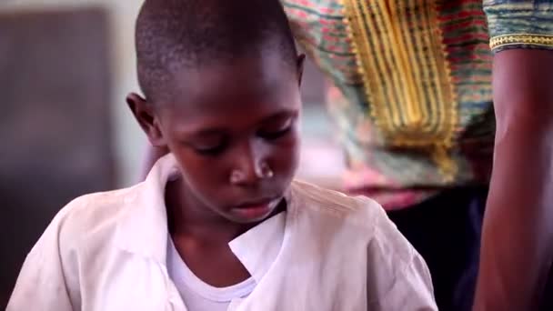 Gambiya, 08 Mart 2012: Afrika öğretmen yardımcı olur onun öğrencisi sınıf — Stok video