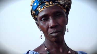 Gambiya, 08 Mart 2012: Afrian kadın gülümsüyor kamera içine