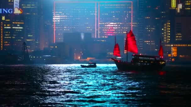 Красный парус мусорное судно через Гонконг Skyline — стоковое видео