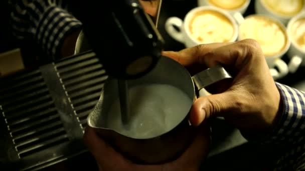 Barista calentando la leche de arriba — Vídeos de Stock