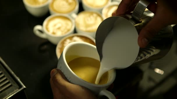 Бариста делает шаблон в кофе — стоковое видео
