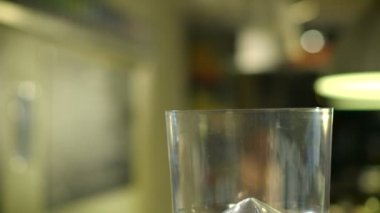 Kahve çekirdekleri taşlama döktü