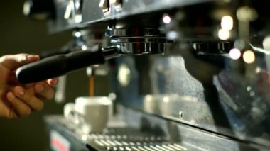 Kahveci iki kahve kahve çubuğunda yapar.