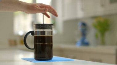 Cafetiere Dalma ve kupalar içine yoksul