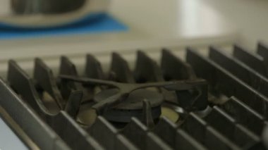Soba tutuşturan ve alev üzerinde tava yerleştirilir