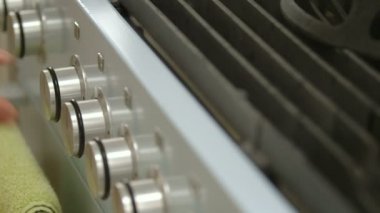 Ocakta açmak ve hob üzerinde tava koyun