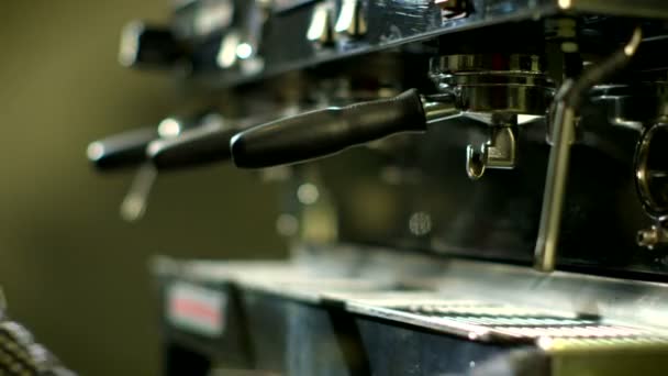 Barista maakt koffie in nemen weg beker — Stockvideo