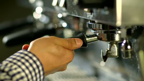 Barista hace café en la cafetería — Vídeos de Stock