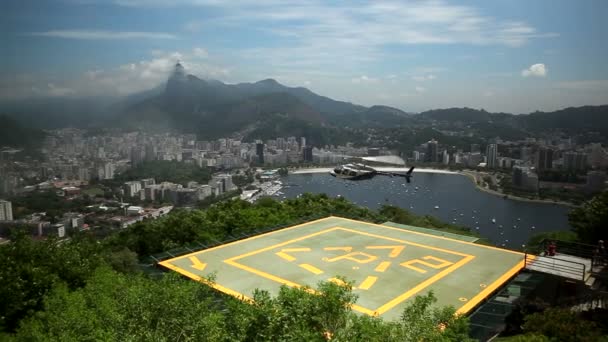 Helicópteros sobre plataforma de aterrizaje cerca de Río de Janeiro Brasil — Vídeos de Stock
