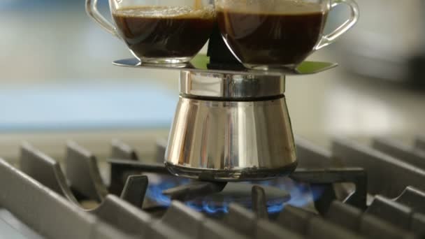 Coffee pot makes espressos — Stock Video