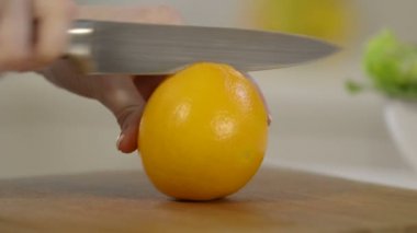 Turuncu dört eşit parçaya Dilimleme kadın