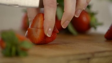 Yakın çekim kadın kesme çilek