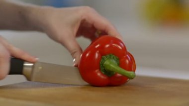 Kadın dilimleri kırmızı biber kapatın