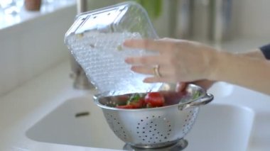 Çilek çelik kevgir içinde yıkama kadın