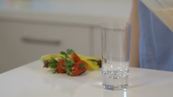 Kvinnan häller frukt smoothy — Stockvideo