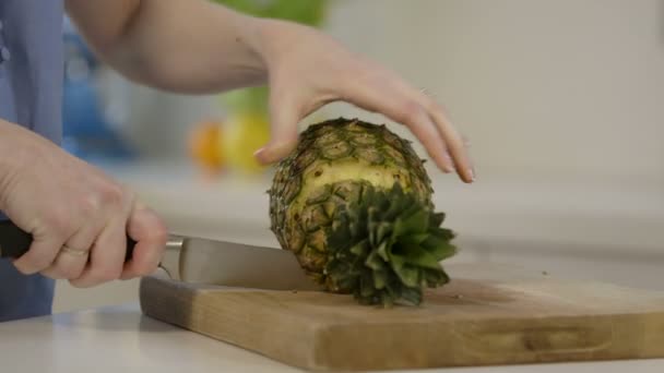 Kvinnan hugga ananas — Stockvideo