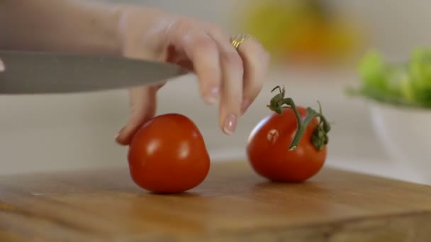 Vrouw snijden tomaten in kwarten — Stockvideo