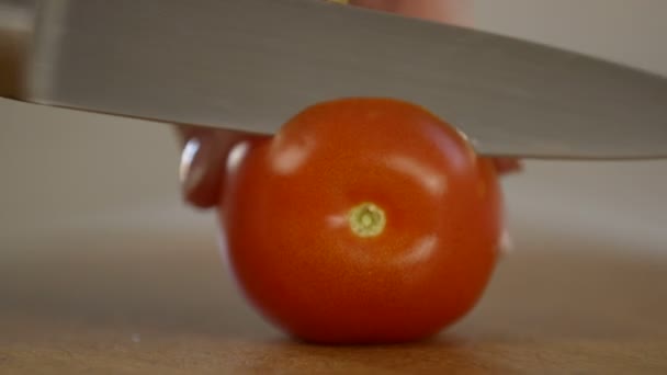 Mujer rebanando tomate — Vídeos de Stock