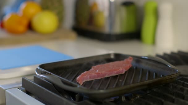 Steak sizzling in griddle pan — Stock Video