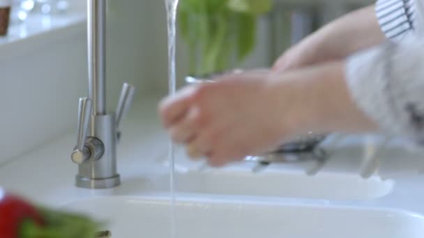 男人洗沙拉 — 图库视频影像