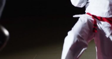 Kimono içinde genç bir atlet bir çanta yavaş hareket başladı.