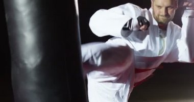 Kimono içinde genç bir atlet bir çanta başladı.