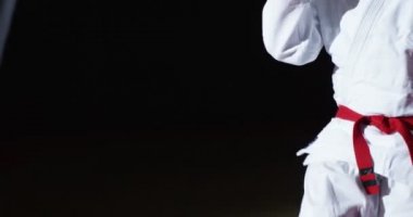 Kimono içinde genç bir atlet bir çanta başladı.