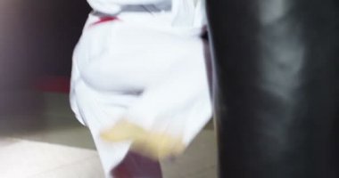 Kimono içinde genç bir atlet bir çanta başladı.
