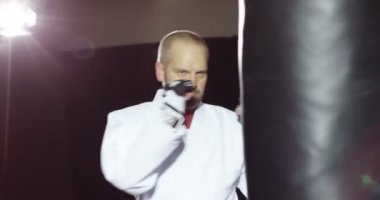 Kimono içinde genç bir atlet bir çanta başladı.