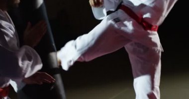 Kimono içinde genç bir atlet bir çanta yavaş hareket başladı.