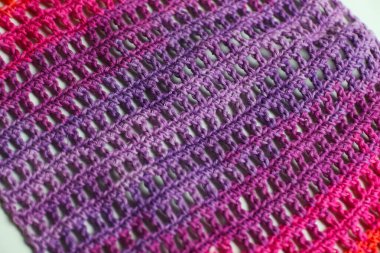 tığ işi kumaş örgüsü beyaz arkaplanda gradyan ile örgü örer