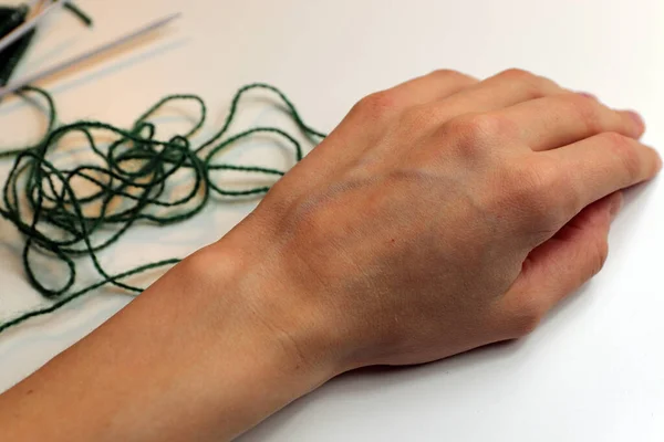 Vrouwelijke Hand Witte Tafel — Stockfoto