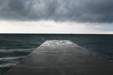 Fırtınadan önce bulutlu havada dalgalı deniz suyu