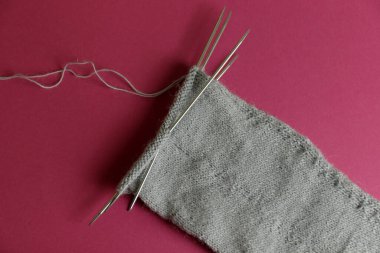  Ahşap arka planda renkli örgü kancaları