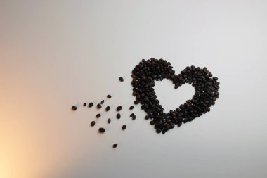 Masada kalp şeklinde kahve çekirdekleri