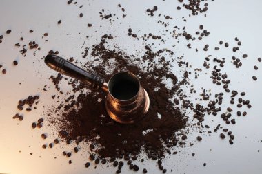 Turk kahvenin üzerinde duruyor.