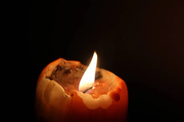 Alevli turuncu mum
